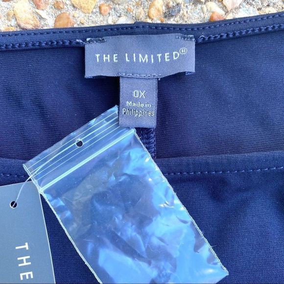 NWT The Limited Black 3/4 Slits Sleeve Gold Buttons Top 0X - Picture 2 of 8